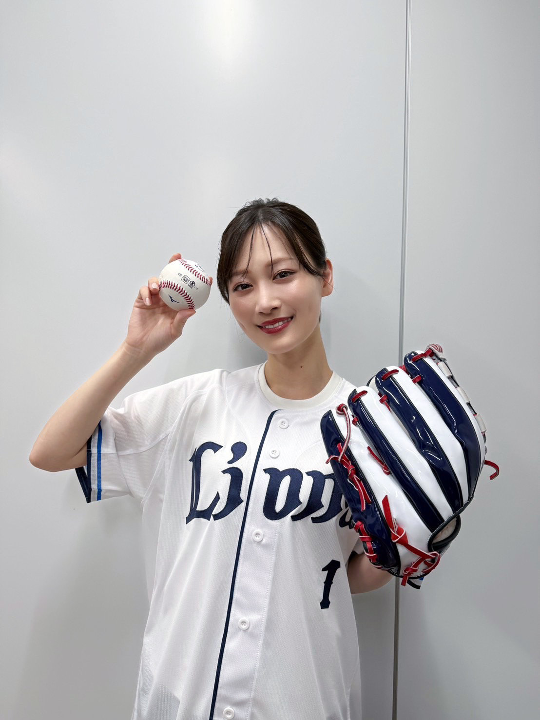 背番号1番のライオンズのユニフォームを身にまとった山下美月。©SEIBU Lions