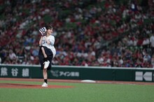 山下美月、「成瀬は天下を取りにいく」作中と同じ埼玉西武ライオンズ“1”背負いセレモニアルピッチ