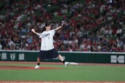 埼玉西武ライオンズ対広島東洋カープ戦のセレモニアルピッチに登場した山下美月。©SEIBU Lions