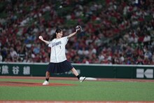 山下美月、「成瀬は天下を取りにいく」作中と同じ埼玉西武ライオンズ“1”背負いセレモニアルピッチ
