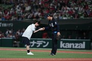 埼玉西武ライオンズ対広島東洋カープ戦のセレモニアルピッチに登場した山下美月（左）。©SEIBU Lions