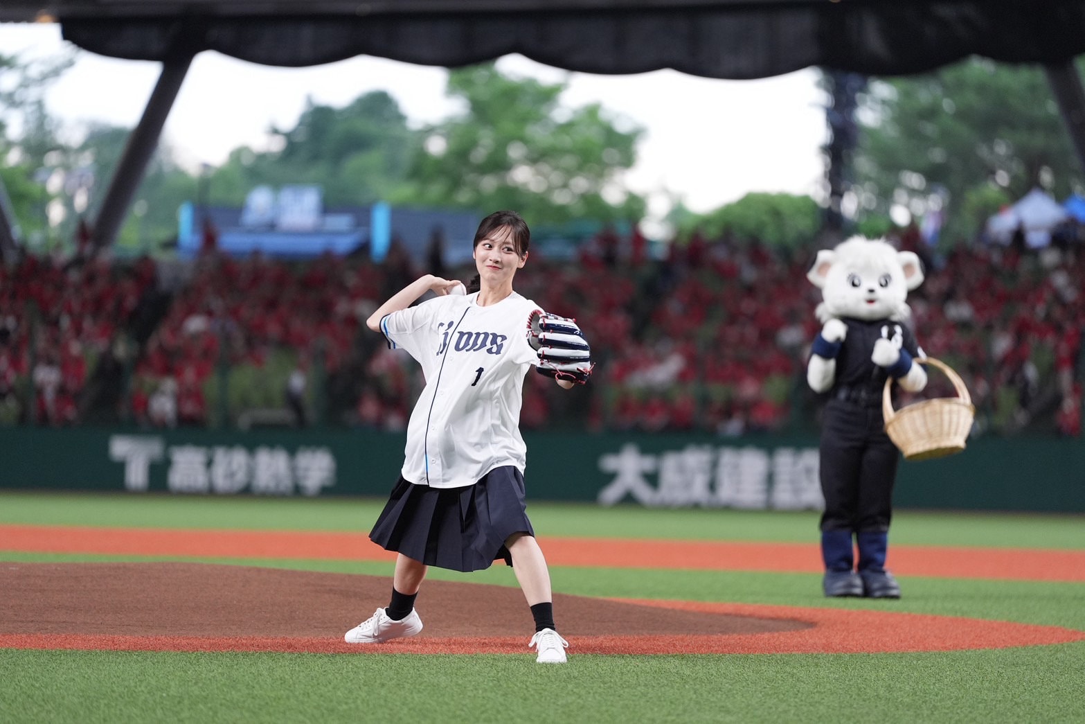 山下美月、「成瀬は天下を取りにいく」作中と同じ埼玉西武ライオンズ“1”背負いセレモニアルピッチ
