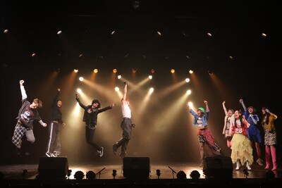 柿喰う客の20周年記念第3弾、冷ややかで痛烈な皮肉が流れる「真ッ逆様」開幕
