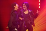 柿喰う客 新作本公演2026「真ッ逆様」より。（撮影：サギサカユウマ）