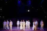 フライングシアター自由劇場 第7回公演 バーレスク音楽劇「豪華客船タイクツニック号沈没」より。