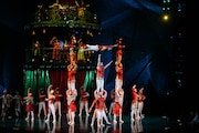 シルク・ドゥ・ソレイユ「クーザ」過去公演より、「シャリバリ」。（Photo by Janis House）©Cirque du Soleil 2026