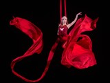 シルク・ドゥ・ソレイユ「クーザ」過去公演より、「エアリアル・シルク」。©Cirque du Soleil 2026