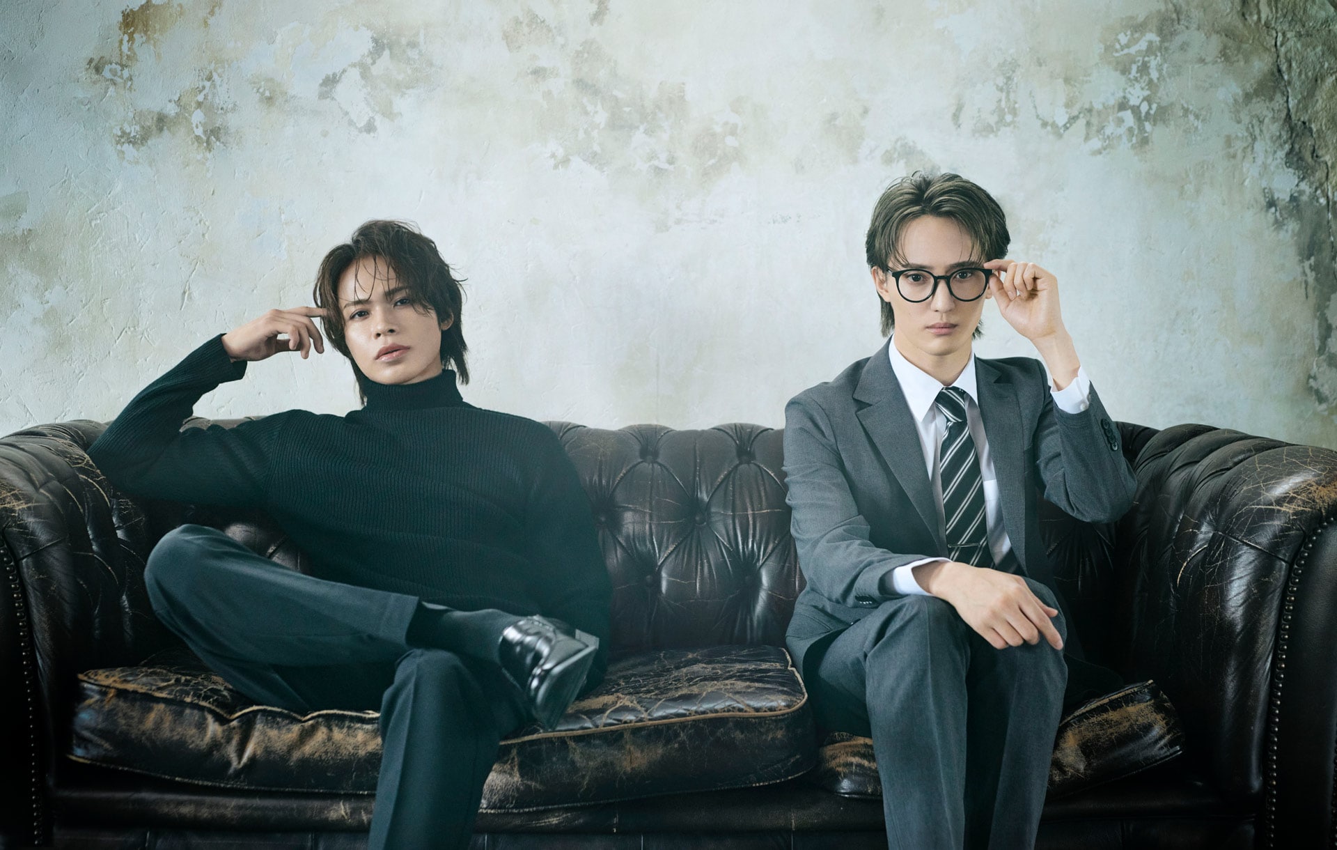脚を組む上田竜也とひざをそろえる川島如恵留、「ノッキンオン