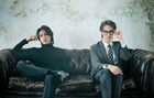 脚を組む上田竜也とひざをそろえる川島如恵留、「ノッキンオン・ロックドドア」ビジュアル解禁
