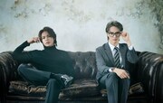 脚を組む上田竜也とひざをそろえる川島如恵留、「ノッキンオン・ロックドドア」ビジュアル解禁