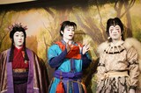 スーパー歌舞伎「もののけ姫」囲み取材より。子供記者に対し、歌舞伎の魅力を説明する市川團子（中央）。