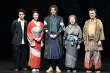 PARCO PRODUCE 2026「うま－馬に乗ってこの世の外へ－」開幕前会見の様子。左から藤田俊太郎、音月桂、小瀧望、梅沢昌代、安井順平。