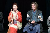 PARCO PRODUCE 2026「うま－馬に乗ってこの世の外へ－」開幕前会見の様子。左から音月桂、小瀧望。