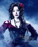 花乃まりあ扮するポリーのビジュアル。