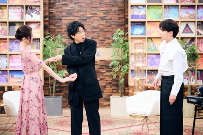 「SONGS 山崎育三郎」より。左からフランク莉奈、大泉洋、山崎育三郎。（写真提供：NHK）