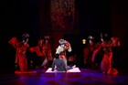 男たちの愛憎、“女形”の宿命…花組芝居「レッド・コメディ～赤姫祀り～」再演開幕