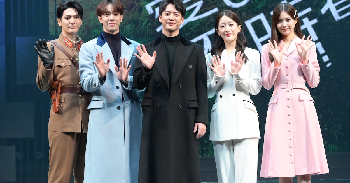 ミュージカル「愛の不時着」開幕会見より、左から上田堪大、KAZUTA、三山凌輝、花 …