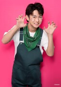 細見奏仁扮するエンターテイナー。