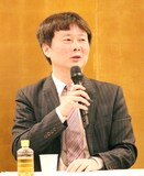 「まちの灯」会見より、大野裕之。