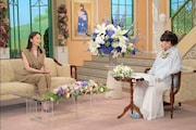 「徹子の部屋」7月23日放送回より。左から望海風斗、黒柳徹子。©テレビ朝日