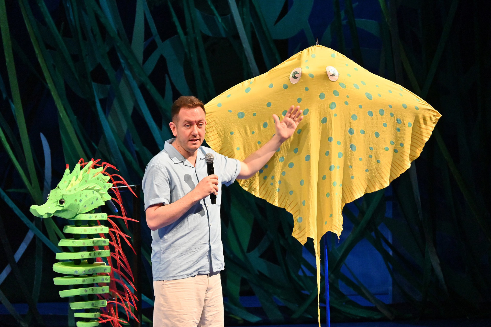 頭上を魚が泳ぐ！舞浜アンフィシアターで新登場のパペットを実演、劇団四季「リトルマーメイド」