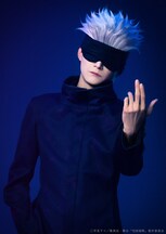 三浦涼介扮する五条悟のビジュアル。