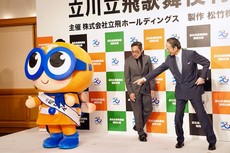 「中に人間がいるの？」とたっぴくん（左）を指差す片岡仁左衛門（右）。