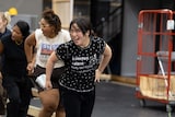 日米合作ブロードウェイミュージカル「フル・モンティ」の稽古の様子。（撮影：伊藤智美）
