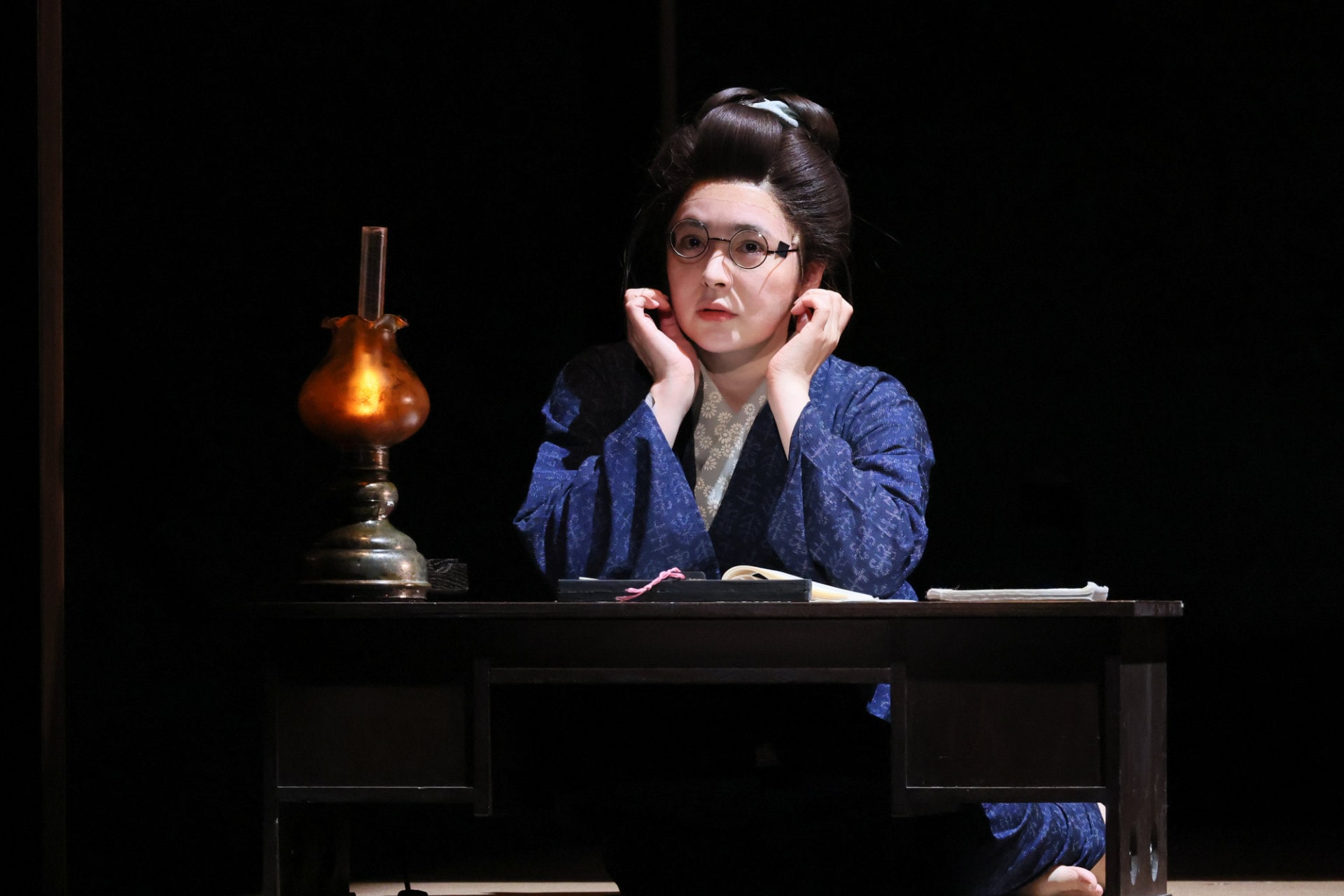 こまつ座「頭痛肩こり樋口一葉」幕開け、貫地谷しほり「生と死が交錯する世界を覗きにきて」