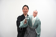 三谷文楽「人形ぎらい」京都公演に向け、吉田一輔と三谷くん人形が会見に登場