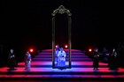 “神聖朗読劇”「カリギュラ」開幕、緒方恵美ら回替わりで暴君演じる