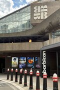 「DEATH NOTE: THE MUSICAL」が上演されているバービカン劇場の様子。