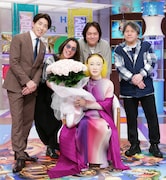 美輪明宏が米寿を迎えた際の記念写真。©テレビ東京