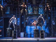 たたく！鳴らす！言葉はいらない！「STOMP ストンプ」の熱狂再び、2026年12月に来日公演