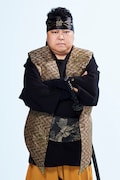 大地洋輔扮する服部清丸のビジュアル。