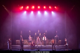 宇野結也が男気あふれる桐生一馬を体現！舞台「龍が如く」開幕、菊池修司の腹筋にも注目