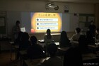 夜の学校を探索…きださおりのイマーシブ演劇「どこか奇妙な職業体験 夜の学校調査員」開幕
