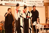 ミュージカル「101ダルメシアンズ」の制作発表記者会見より、左から石丸さち子、新妻聖子、蘭寿とむ、ジミー・グライムス。