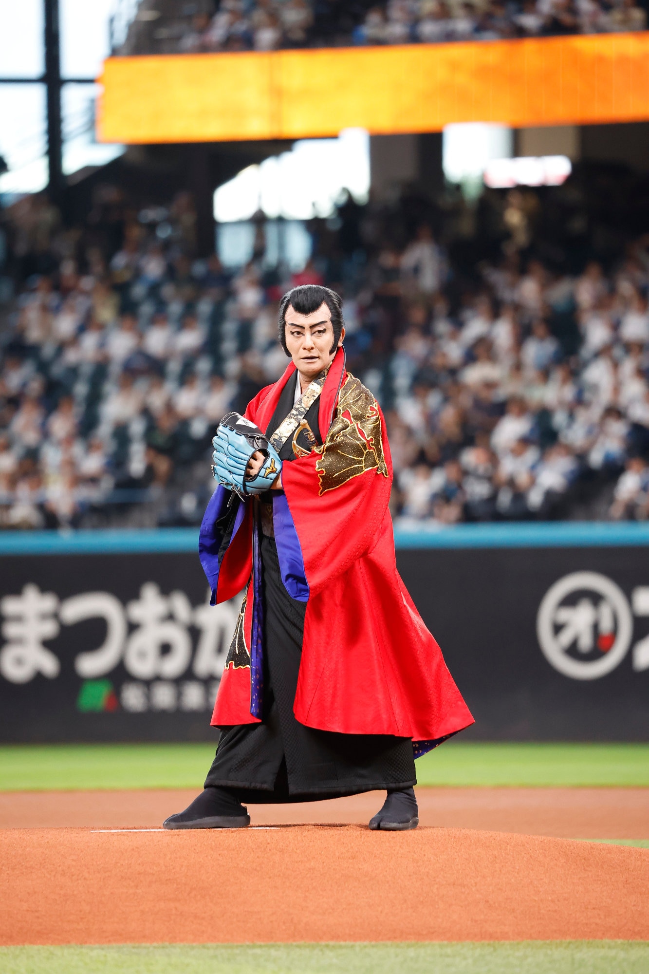 片岡愛之助がエスコンフィールドで「連獅子」＆ルパン三世姿でファーストピッチ、「緊張しました」