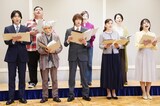 「舞台『スクラップ アンド コーラス』-君が灯したメロディー-」の制作記者発表より、登壇者が合唱する様子。後列左からBigfumi、冴木杏奈、黒田こらん。前列左から吉高志音、片岡鶴太郎、八乙女光、南野陽子、熊谷彩春。