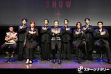 「THE ALUCARD SHOW」製作発表の様子。後列左から瀧澤翼、赤名竜乃介、滝澤諒、山野光。前列左から河原雅彦、彩風咲奈、松下優也、平間壮一、SANTA。