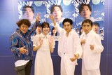 左から小林顕作、河田陽菜、䋝田圭亮、梶原善。