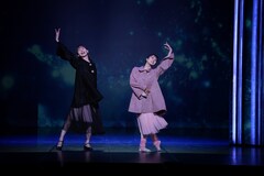 バレエダンサーと俳優が織りなす「SWAN」開幕、小林香「新しい舞台表現にたどり着けた」