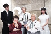 ミュージカル「シークレットステージ」囲み取材より。前列左から渡辺えり、市村正親。後列左から東島京、中川晃教、影山優佳。