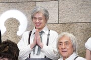 中川晃教（中央）