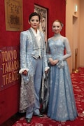 宝塚歌劇雪組「ミュージカル・ゴシック『ポーの一族』」囲み取材より。左から朝美絢、音彩唯。