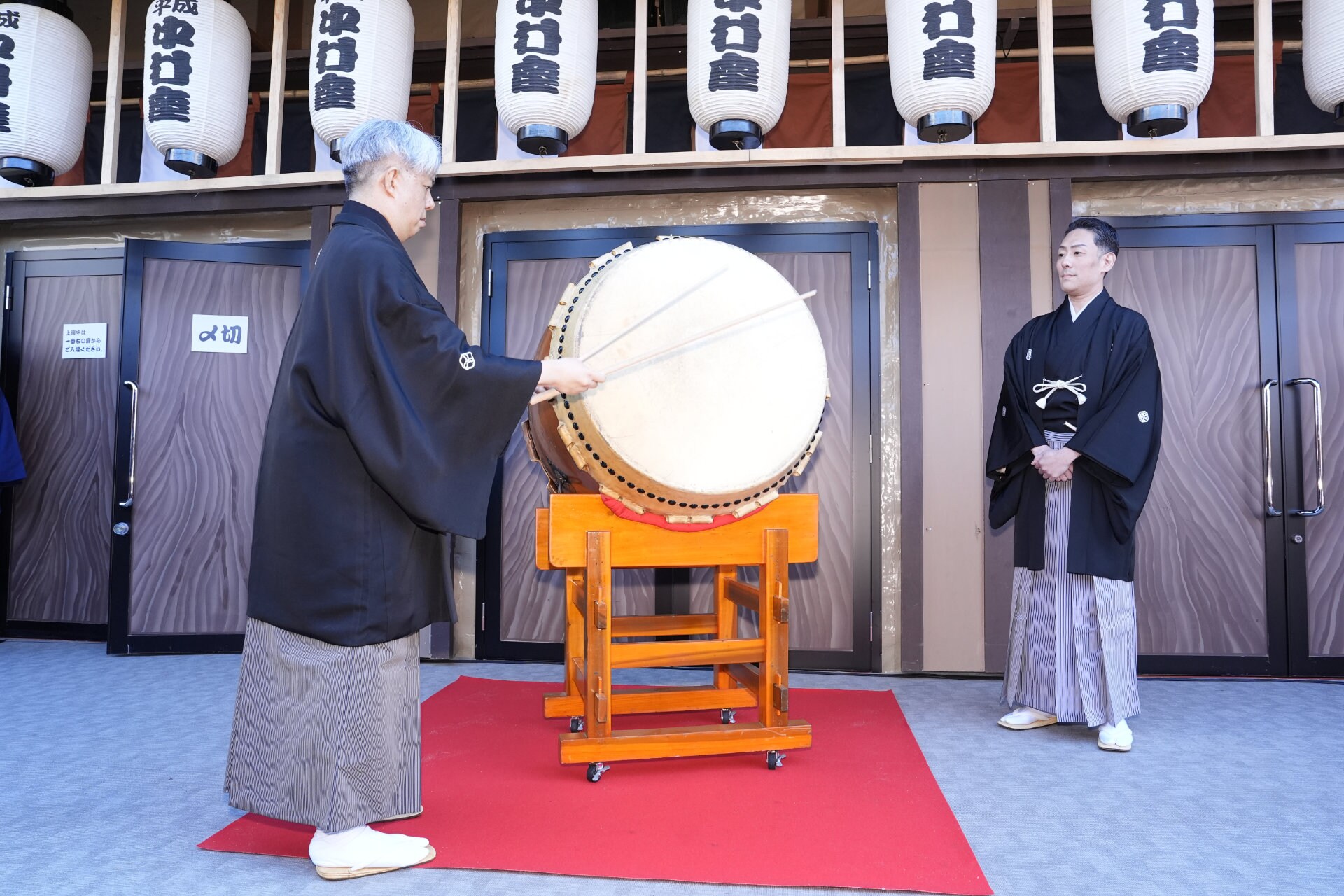一番太鼓の儀より、左から田中傳左衛門、中村勘九郎。 [画像ギャラリー