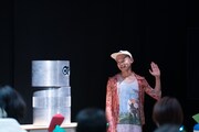 捩子ぴじん+YCAM「せいせいのせんせい」より。（Photo by Hajime Kato）