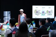 捩子ぴじん+YCAM「せいせいのせんせい」より。（Photo by Hajime Kato）