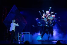 音楽座ミュージカルの新作「カイブツはささやく」プレビュー公演が閉幕、舞台写真＆コメント到着